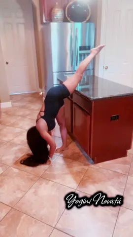 #yoga #viralyoga #tiktokwellness #flexiblechallenge #balance #split #hanumanasana #yogininovata 