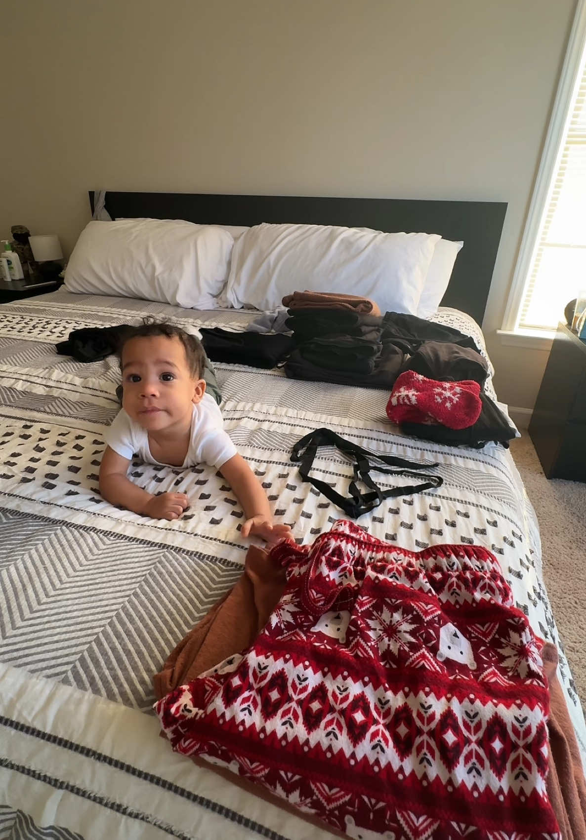 Clean with me! Let’s fold these clothes and call it a night! 💕 #clean #CleanTok #laundry #family #boymom #sahm #sahmlife #routine #1kviews 