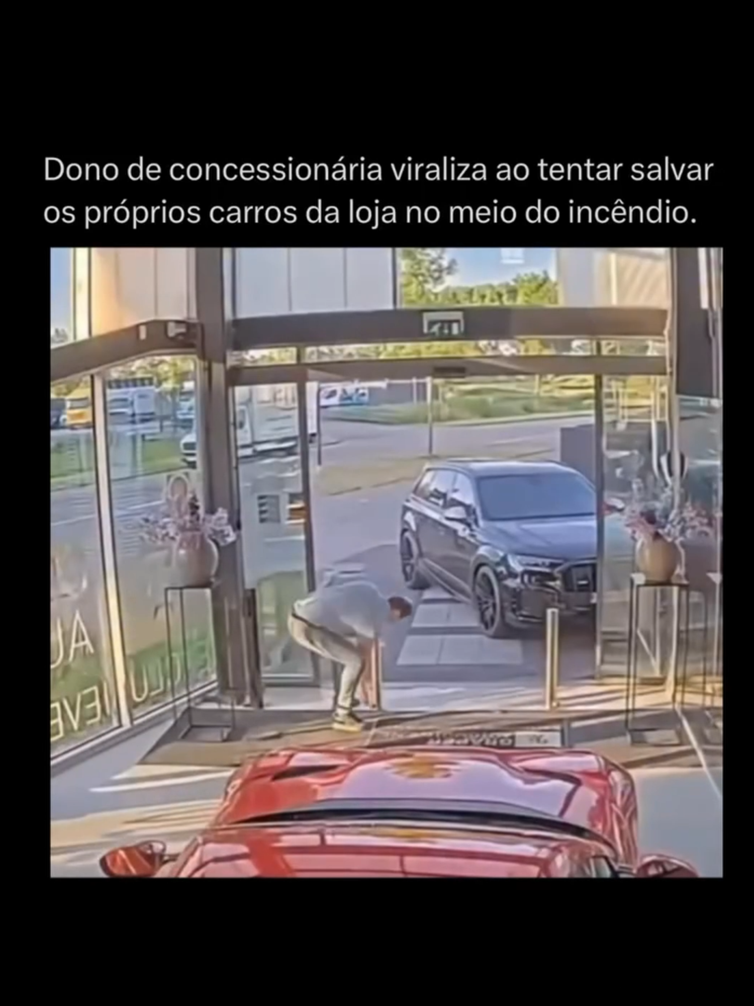 Quando as chamas começaram a consumir sua concessionária de carros de luxo, ele não pensou duas vezes. Enquanto todos corriam para longe, ele correu para dentro, tentando salvar o que podia. Era mais do que metal e pintura brilhante — era o trabalho de uma vida inteira. O fogo não perdoa, e o prejuízo foi enorme. Mas o gesto corajoso viralizou, mostrando que, mesmo diante do caos, há quem escolha agir. É fácil julgar de fora, mas só quem construiu algo do zero sabe o que significa vê-lo em risco. Essa história é um lembrete: o valor das coisas vai além do preço. E, às vezes, a verdadeira riqueza está na coragem de enfrentar o impossível. Se leu até aqui, é porque se interessou. Se já me segue, obrigada — de verdade. Se ainda não… ah, chegou a hora, né? #coragem #superação #históriasreais #inspiração #resiliência #carross #carrosdeluxo #supercarro