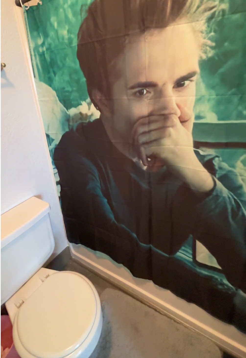 The only person whose opinion I care about for my shower curtain is @Sarah Gallagher❣️ #fyp #hoahoahoa #edwardcullen #twilight #twilightsaga #twilighttiktok 
