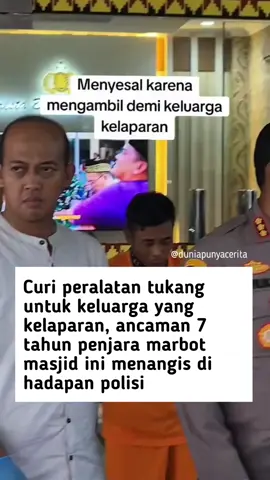 Marbot Masjid di Kemiling berinisial R (32) hanya bisa menangis saat dihadirkan dalam ekspose di Mapolresta Bandar Lampung. Air matanya tidak berhenti saat disorot oleh kamera wartawan. Seolah jadi bukti penyesalan akan perbuatannya. Ia mengaku nekat mencuri barang-barang itu untuk memenuhi kebutuhan makan sehari-hari. Kapolresta Bandar Lampung, Kombes Alfret Jacob Tilukay mengatakan kasus ini bermula dari laporan korban, S pada 9 Mei 2025. Polisi lalu melakukan penyelidikan dan akhirnya terungkap mesin tukang itu dicuri R dan dijual secara online di market place Facebook. Mesin tukang itu dicuri dari panglong kayu yang tidak jauh dari masjid tempat dia berkegiatan sehari-hari. “Berdasarkan hasil penyidikan akhirnya tersangka berhasil diamankan beserta barang yang dicuri, yaitu 3 mesin sugu, 3 mesin profil dan 5 mesin router,” kata Kombes Alfret. Tersangka kita kenakan pasal 363 dengan ancaman 7 tahun penjara,” tandasnya. Kapolsek Kemiling Iptu R. Ayu Miya Ratuh mengatakan, selain jadi marbot masjid, tersangka juga bekerja sebagai buruh harian lepas. 🎬/tni_polri1