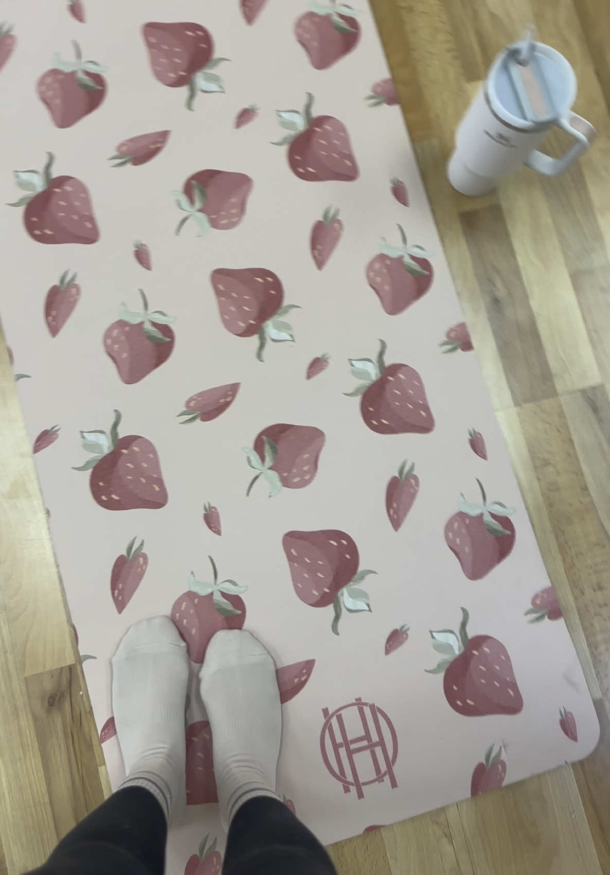 Perreo Pilates. I will film next time 😅 #perreopilates #intenso #karolg #pilates #latina #latinas #Fitness #motivation #workout #wellness #walking #pilatestiktok #healthy #california #poke #houseofharlow1960 #StanleyCup #stanley #reggaeton #strawberry #fresa #Summer #california 