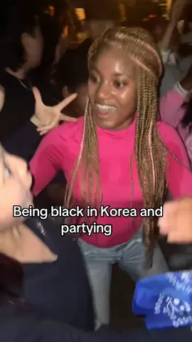 This moment was so interesting to me because I didn’t even expect it to happen.  #southkorea🇰🇷 #foreignerinkorea #seoul #seoulclubbing #seoultravel #seoulsouthkorea #seoultrip 