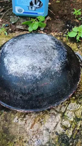 Ampuh Membersihkan : 。Wajan Panci 、Kompor •Alat Dapur Lainnya Cara Penggunaan : 区Tuangkan Cairan Ke Wadah 区Oleskan secara Merata ke tempat yang mau di bersihkan 区Diamkan terlebih dahuu agar Cairan meresap ke permukaan yg berkerak 区Gosok menggunakan Sikat kawat sampai benar