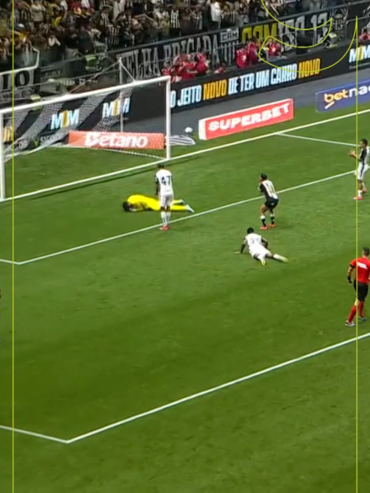 Que defesa! Hugo Souza faz um milagre e evita gol de Rony em Atlético-MG x Corinthians. #futebol #atleticomg #corinthians #brasileirao  #tiktokesportes