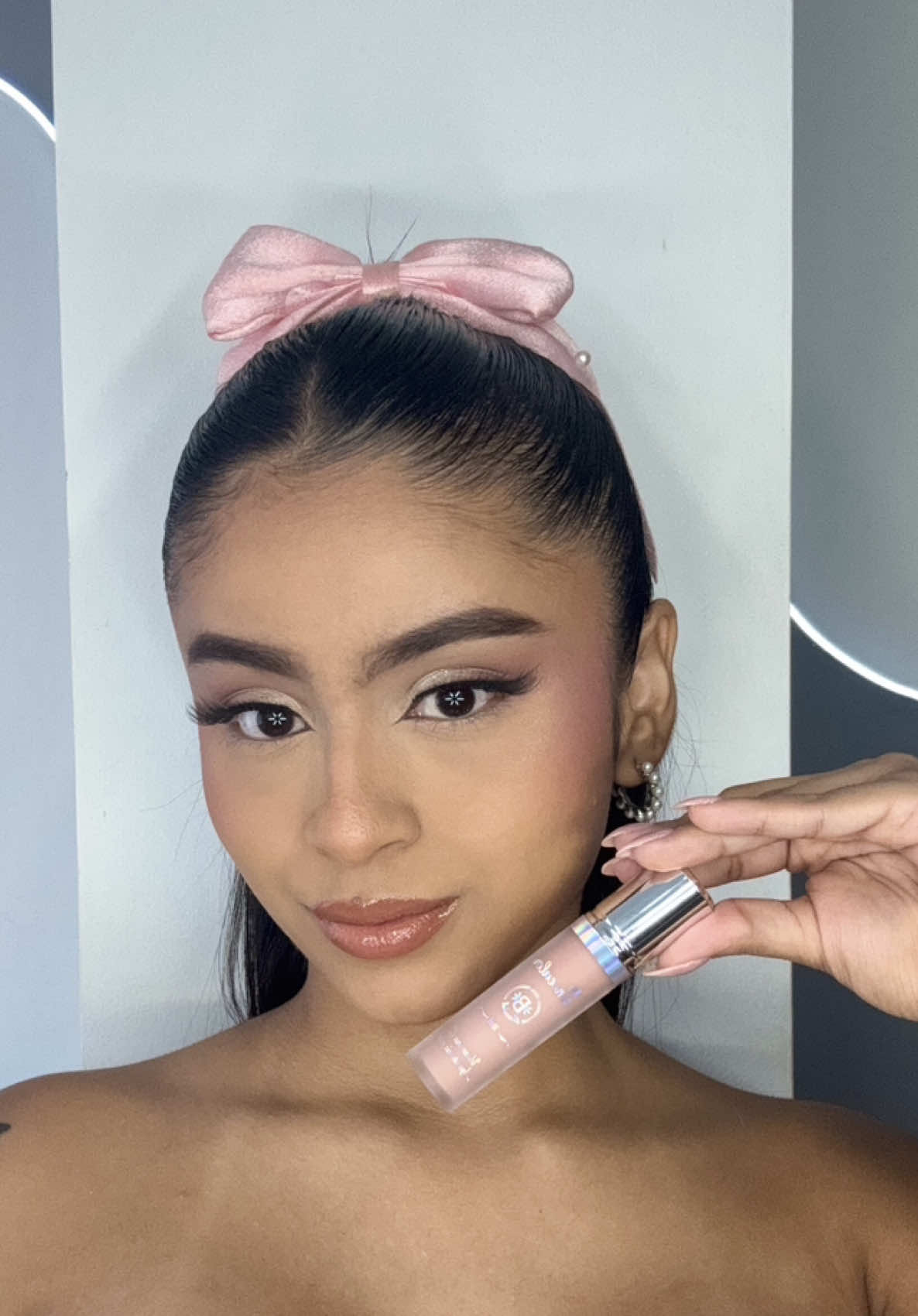 🌟 ¡Descubre la magia de nuestros correctores de ojeras Bloomshell! 🌟  La mejor opción para un maquillaje impecable y un rostro radiante.  Di adiós a las ojeras y hola a una apariencia fresca y luminosa. ✨ ¡Atrévete a brillar!