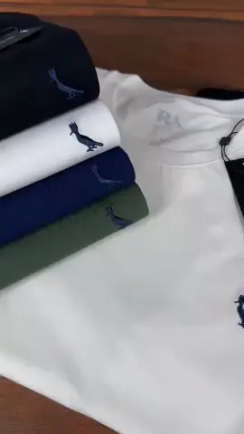 Camiseta Reserva Conforto e estilo com estampa no busto, gola redonda e corte regular. Algodão com elastano para mais liberdade no dia a dia. #Reserva #CamisetaMasculina #LookDespojado #EstiloComAtitude