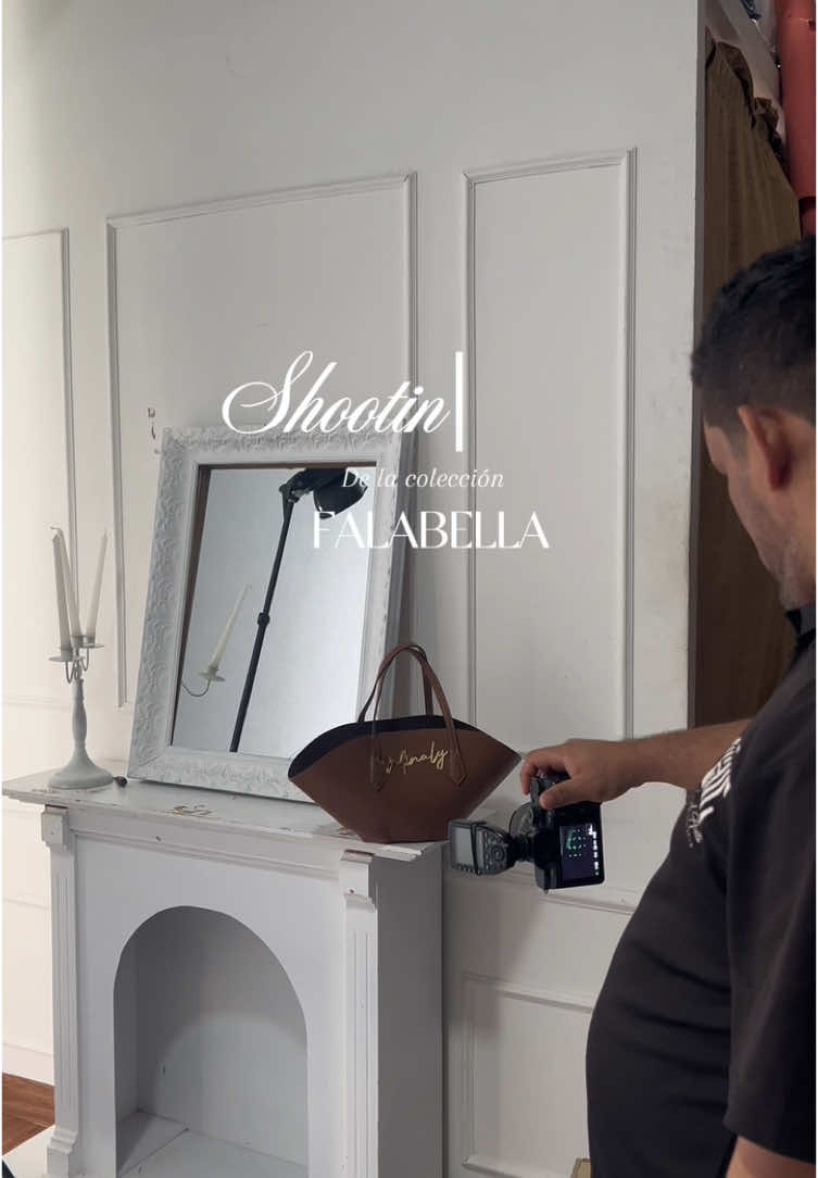 Una mirada desde adentro… ✨ Colores que respiran calma, formas que gritan libertad. 🕊️ Un día de calor, risas, movimiento y propósito. ☀️ Y sí, la cuenta regresiva ya empezó. ⏳ #FalabellaByMinaly #Minaly #BehindTheScenes #ShootingDay #EstiloConPropósito #NuevaColección #ModaMinimalista #DiseñoConHistoria #MinalyAniversario #Falabella2025 #FuerzaEleganciaLia