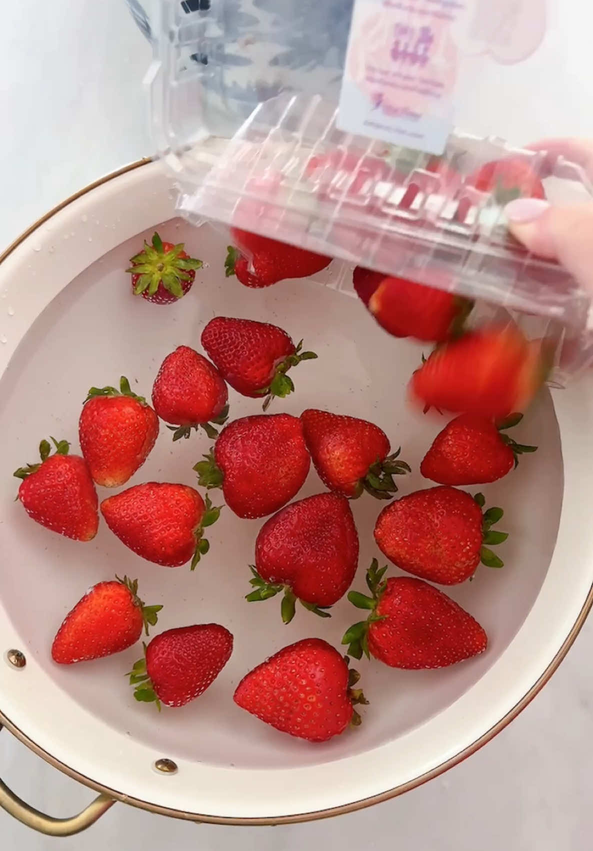 t’s our first week of summer and we have company coming to town so this weeks meal prep was a little light but will help us enjoy the busy start to summer… then next week we will be back with full prep and a summer system so stay tuned! . .  #momsofinstagram #momhack #momhacks #kitchenhack #kitchengadget #kitchengadgets #amazonhome #mealprep #lunchprep #kitchen #snackprep #uncrustable #lunchables #lunchable #homemadelunchable #mealidea #momhacksthatmatter #kitchen #gadget #kitchenmusthaves #momoffour #busymom 