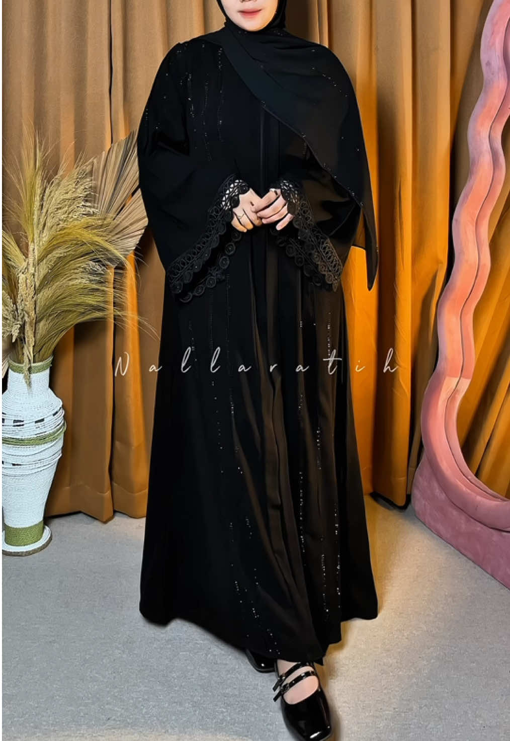 Abaya yng satu ini juga baru bgt launching udh pda rebutan🥹 pantesss sih jdi rebutan emng secakep itu abayanya🖤 #abaya #abayahitam #abayamesir #abayastyle 