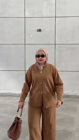 Secakep ini sayang banget kalo ga di co 🥲 co ga deh buruan !🫵🏻 #setelanwanita #denacollection #setelancelana #setelanknit 