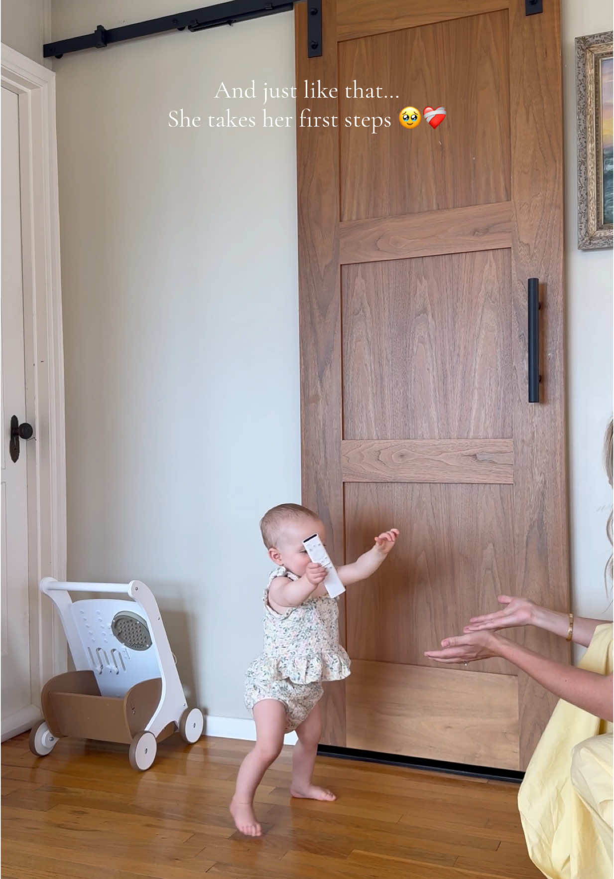 Crying 🥹🥹🥹 #firststeps #babiesfirststeps #walking #babieswalkingforthefirsttime #babieswalking #newmom #ftm #daughter #milestones #elevenmonths #girlmom #firsttimemom  