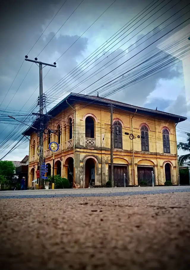 หากเพื่อน ๆ ท่านไหนเคยไปที่บ้านท่าแร่ จังหวัดสกลนคร น่าจะเคยเห็นตึกโบราณที่สร้างตามแบบสถาปัตยกรรมฝรั่งเศส (French Colonial Architecture Style) เด่นตระหง่านสวยงามน่าชม . คฤหาสน์แห่งนี้สร้างโดยช่างเวียดนามที่อพยพมาอยู่บ้านท่าแร่เมื่อปี พ.ศ. 2475 โดยเจ้าของคฤหาสน์คือ นายคำสิงห์ อุดมเดช ลักษณะจะเป็นอาคาร 2 ชั้น ในอดีต ชั้น 1 เปิดเป็นร้านค้า ชั้น 2 เป็นที่พักอาศัย สร้างโดยใช้ปูน ทราย อิฐ ผสมกันยึดติดกับเสาไม้ได้อย่างลงตัว เนื่องด้วยใช้เทคนิคโบราณในการก่อสร้างนี่เองทำให้ผนังและหลังคามีความแข็งแรง ลักษณะเด่นของคฤหาสน์แห่งนี้คือ ซุ้มวงโค้งด้านหน้าอาคาร เพราะมีการใช้เสาจริงประดับแทนเสาหลอกและมีลวดลายปูนปั้นประแจจีนแสดงถึงความเป็นสิริมงคล  . ปัจจุบันคฤหาสน์อุดมเดชวัฒน์ อยู่ในการดูแลของผู้รับมรดก นั่นคือ นางเทเรซารสศรี สกนธวัฒน์ เนื่องจากไม่มีผู้อยู่อาศัยจึงทำให้คฤหาสน์แห่งนี้ดูทรุดโทรมลงไปบ้าง แม้เวลาจะผ่านล่วงเลยไปแล้วกว่า 90 ปี แต่ความสวยงามของสถาปัตยกรรมยังคงแสดงให้เห็นอยู่จนถึงปัจจุบัน หากมีโอกาสไปบ้านท่าแร่ แวะเข้าไปถ่ายรูปรอบ ๆ #คฤหาสน์อุดมเดชวัฒน์ ได้นะ เข้าไปชมข้างในไม่ได้ แต่ข้างนอกก็สวยคลาสสิกสุด ๆ ไปเลยค่ะ คฤหาสน์อุดมเดชวัฒน์ 🏠 📍เลขที่ 285 หมู่ที่ 6 ถนนราษฎร์เจริญ บ้านท่าแร่ อำเภอเมืองสกลนคร จังหวัดสกลนคร #คฤหาสน์อุดมเดชวัฒน์ #คาเฟ่สกลนคร #คาเฟ่ย้อนยุค #คาเฟ่โบราณ #คาเฟ่ #สกลนคร #อุดมเดชวัฒน์คาเฟ่ 