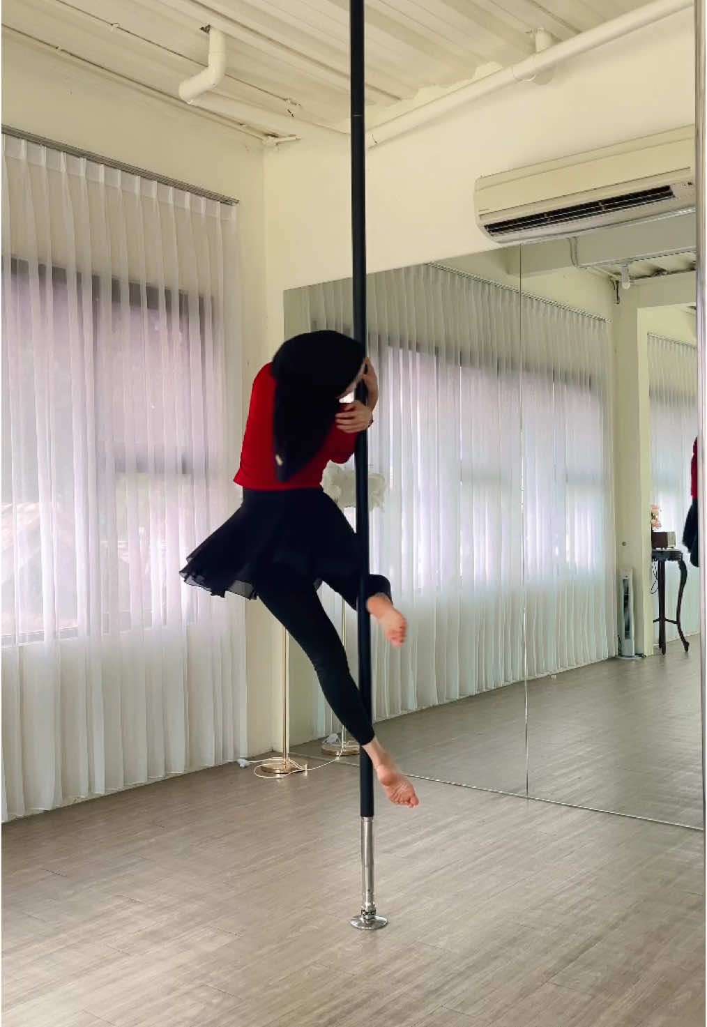 weekend spinning 🧚‍♀️ #poledance #poledancehijab #boysiimen 