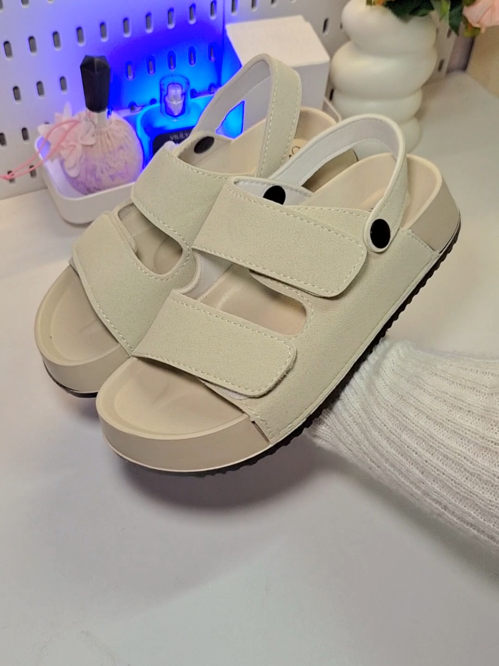 Replying to @emaysieyemay  ang ganda tlga ng sandals lalo na pag nka suot na😍 #sandals #thicksolesandals #trendysandals  #viralsandals 