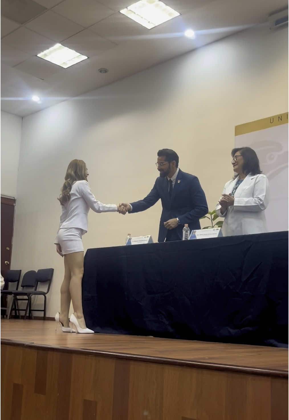 Y el sueño de la Dra. Manjarrez se cumplió 🩺⚕️👩🏼‍⚕️✨#medicina #graduacion #entregadepapeles #viral_video #fyp #girls 