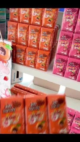 SỮA TRÁI CÂY BIO - ĐỒNG HÀNH THEO BƯỚC PHÁT TRIỂN CON YÊU  Mỗi sáng đưa con đến trường, ba mẹ luôn mong bé có một ngày học tập thật vui, đầy năng lượng. Nhưng làm sao để đảm bảo bé yêu luôn được bổ sung đầy đủ dinh dưỡng, đặc biệt là trong những giờ học căng thẳng hay khi vui chơi cùng bạn bè? Sữa trái cây Bio – Giải pháp dinh dưỡng trọn vẹn giúp bé phát triển toàn diện: 🥛 Canxi & Vitamin D3 – Cho xương răng chắc khỏe, hỗ trợ phát triển chiều cao 💪 Vitamin K2 – Giúp hấp thụ canxi tối ưu ⚡ Niacin, Vitamin B1 & B6 – Hỗ trợ chuyển hóa năng lượng, giúp bé luôn tỉnh táo và linh hoạt 🍊🍓 Hai vị cam & dâu thơm ngon – Dễ uống, bé nào cũng mê Chỉ cần một hộp Sữa trái cây Bio trong cặp sách, ba mẹ hoàn toàn yên tâm vì đã trao gửi cho bé một nguồn dinh dưỡng vàng mỗi ngày! 💛 Đến ngay Thế Giới Sữa để mua hàng chính hãng và có trải nghiệm mua sắm tốt nhất nhé! ------------------------- 📨 Nhắn tin để đc hỗ trợ tư vấn 🚛 Giao hàng toàn quốc ☎ Hotline: 0966 419 171 (Zalo) 𝙏𝙝𝙚̂́ 𝙂𝙞𝙤̛́𝙞 𝙎𝙪̛̃𝙖 - 𝙃𝙚̣̂ 𝙩𝙝𝙤̂́𝙣𝙜 𝙘𝙪̛̉𝙖 𝙝𝙖̀𝙣𝙜 𝙗𝙖́𝙣 𝙡𝙚̉ 𝙨𝙪̛̃𝙖 & 𝙘𝙖́𝙘 𝙨𝙖̉𝙣 𝙥𝙝𝙖̂̉𝙢 𝙈𝙚̣ 𝙫𝙖̀ 𝘽𝙚́ 𝙡𝙤̛́𝙣 𝙣𝙝𝙖̂́𝙩 𝙑𝙞𝙚̣̂𝙩 𝙉𝙖𝙢 #biotraicay #thegioisua #thegioisuabotchinhhang #suatraicay 