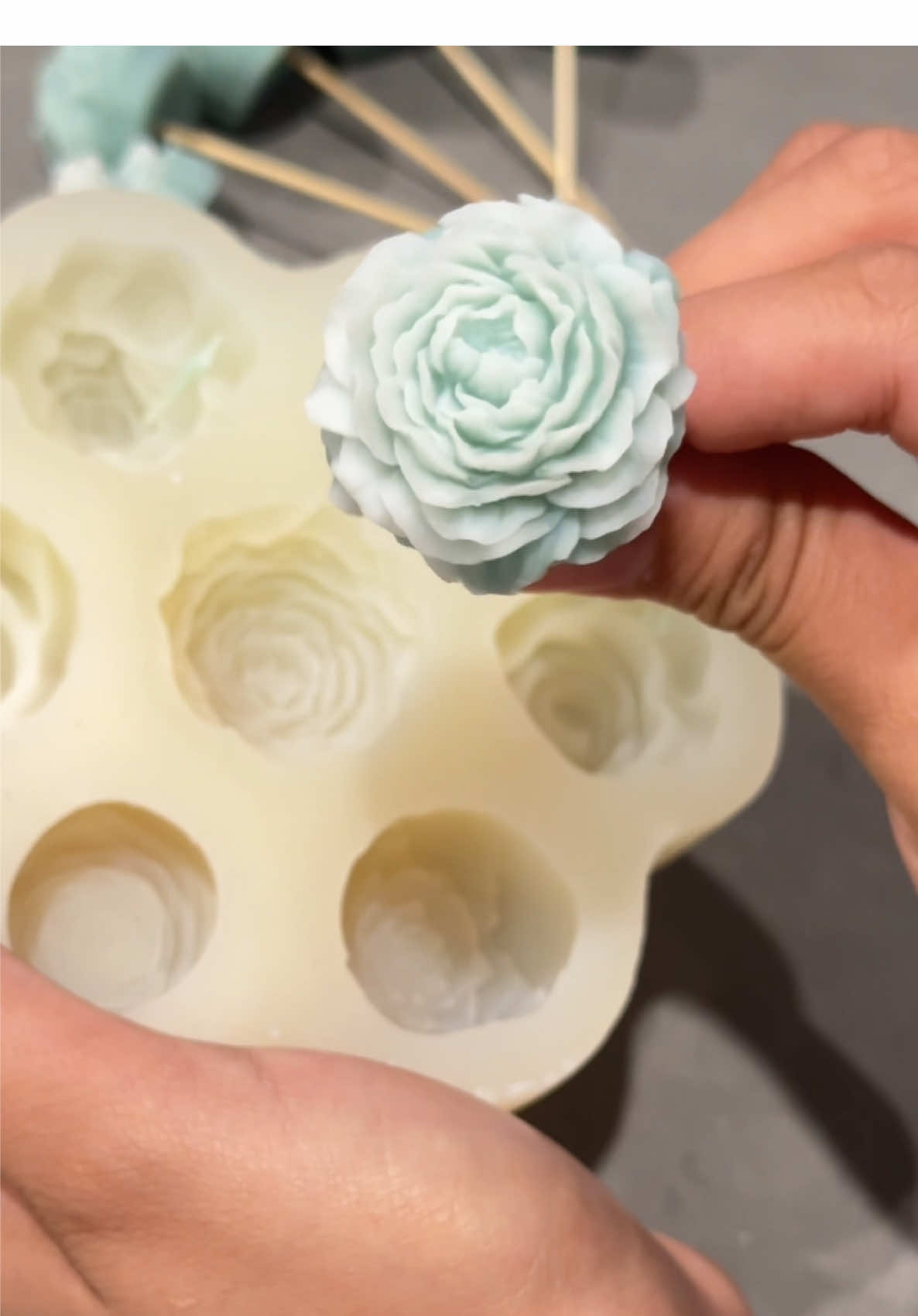Inlove with these candle flower molds! 😍 #candle #candlemaking #fyp #fypage #handmade #SmallBusiness #westernaustralia #fypシ゚viral #mumbusiness #fypシ 