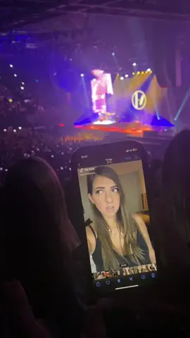 just realised i never posted this 💔 #clancy #twentyonepilots #tøp #gabbiehanna #tearinmyheart #clancytour #clancyworldtour #tylerjoseph #joshdun #concert #fyp #vira 