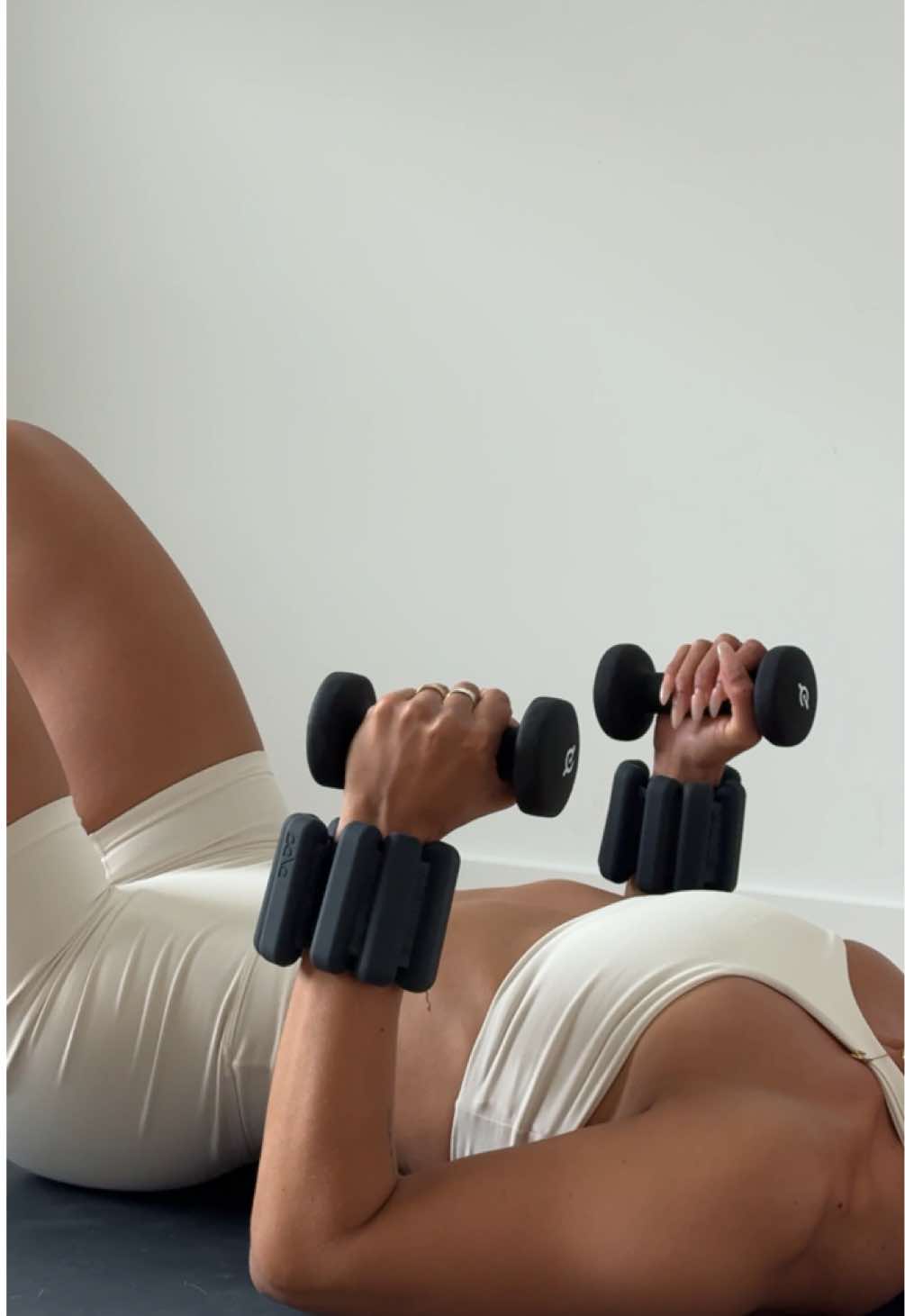 let’s go gals 🔗 in bi0 for a fr33 week on me! #homeworkout #athomeworkout #workouttipsforwomen #dumbbellworkout #fitnessmotivation #homeworkoutsforwomen 