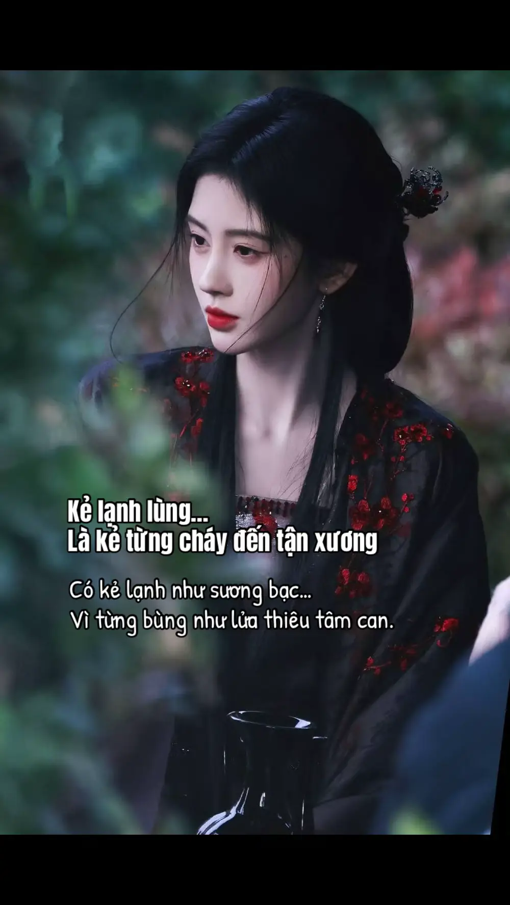 Người lạnh nhất… Thường từng là người ấm nhất. Chỉ là từng bị thiêu rụi bởi chính điều họ yêu thương. Lạnh không phải vì vô cảm. Mà là cảm xúc đã bị giẫm nát trong tay kẻ khác… Không ai sinh ra đã lạnh. Chỉ là cuộc đời dạy họ phải thu lại từng hơi thở. Dạy họ… muốn tồn tại, thì đừng để tim lộ ra ngoài. Người càng trầm, tâm càng nhiều mảnh vụn. Cười ít đi, nói ít lại... Vì từng nhiều lời mà bị khinh, từng cười nhiều mà bị xem thường. Thứ lạnh nhất không phải là gió mùa… Mà là ánh mắt từng ấm, nay nhìn ta như người dưng. Thứ đau nhất không phải là chia ly… Mà là khi đã quen với mất mát, Và không còn cảm giác với tổn thương. ⸻ Kẻ lạnh… là lửa từng bị dập, Là hoa từng bị giẫm, Là người từng dốc hết… rồi bị bỏ lại trơ trọi. Họ không cần ai thương hại, Cũng chẳng mong ai chữa lành. Vì nỗi đau đã thành thép, Và trái tim… giờ là lưỡi kiếm găm kín trong lồng ngực. Đừng cố tan chảy họ bằng thứ ấm áp nửa mùa. Muốn chạm được… Phải đủ thật. Phải đủ sâu. Phải đủ sức giữ được một ngọn lửa… mà không để nó cháy thành tro. ............ #KeLanhLung #TinhHoa#KeLanhLungt#TinhHoaCoHoci#TrietLyCuocDoiL#NoiTamSauThamo#TamLyNguoiTreS#CoHocUngDungh#DangSauMotNguoiLanh##TuTeNhungBiThuongc#TramLangNhungSauSac