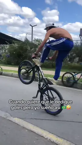 Pero yo sueno así 🇧🇷🤪 #stunt #bikelife #rider #viral #colombia #paratii 