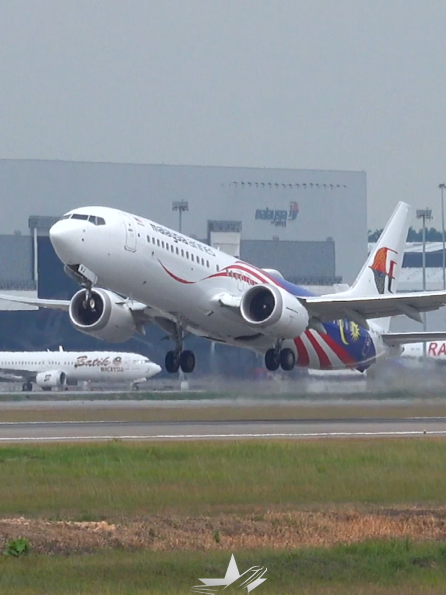 Flying the Malaysian flag high! Malaysia Airlines’ brand new Boeing 737 MAX 8 – 9M-MVJ – now soaring with the Jalur Gemilang across the skies. A symbol of pride, progress, and aviation excellence! #MalaysiaBoleh #MalaysiaAirlines #JalurGemilang #FlyMAS #B737MAX #9MMVJ #NationalPride #NewWings @Malaysia Airports @Malaysia Airlines 