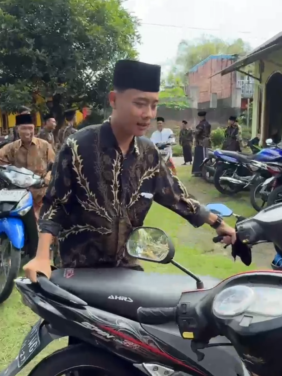 Parkir 2rb bonus tukang parkirnya 🤭#forpajaya #keronkeren #garudawisnusatriamuda #gwsm 