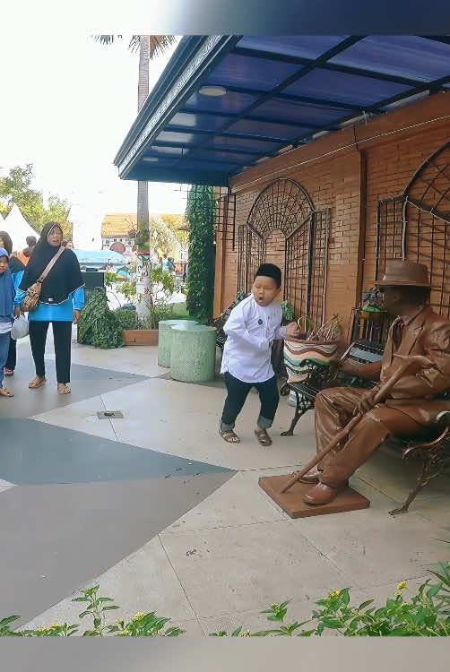 Statue prank 🤣🤣#fun #funny #bushman #prank #scaryprank #haha #sofunny #statue #fpyシ #fpy #foryou 