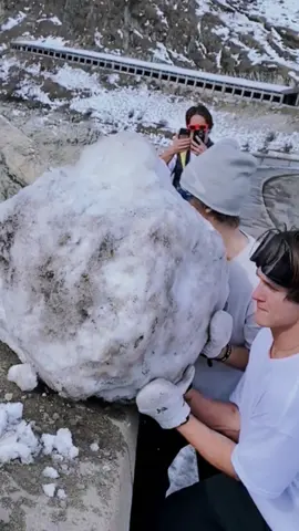 Rolling snowballs.#asmr #satisfying #fyp #oddlysatisfying #satisfyingvedio #snow