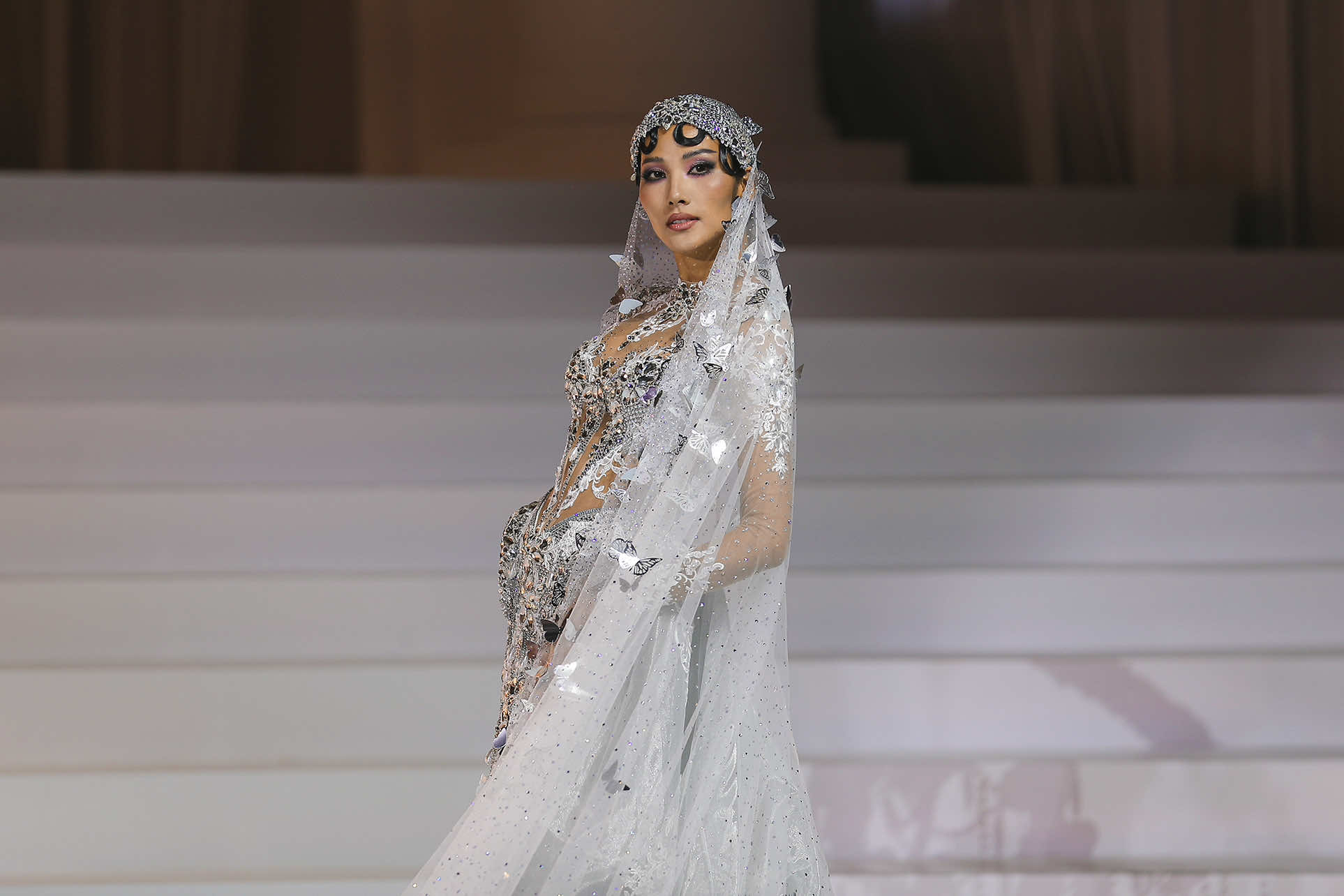 Tựa một thước phim cổ điển, Hoàng Thuỳ sải bước với sự kiêu hãnh và tự chủ. ✨ Không cần so sánh, không cần giống ai — Mỗi bước chân trên sàn catwalk là minh chứng cho kiên trì và nỗ lực Vẻ đẹp không nằm ở chuẩn mực, mà nằm ở cách ta sống thật với chính mình, rực rỡ và độc nhất theo cách riêng.  #HoangThuy #ChungThanhPhong #ChungThanhPhongBridal #TeeLe