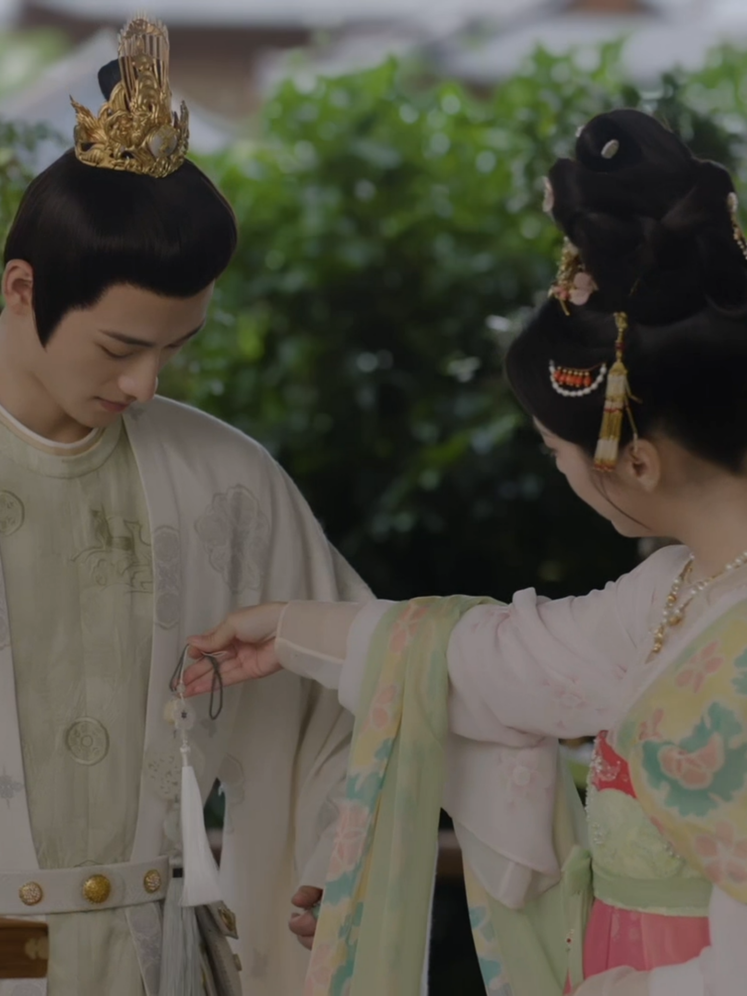 #YouthfulGlory CUT  When Jiang Xu #SongWeilong sees Ming Tan #BaoShangen personally helping Shu Jingran #QuanYilun try on clothes, jealousy strikes. And when he realizes she’s not even sparing him a glance, his expression completely gives away his irritation.. Exclusively on Hunan TV&MangoTV 👉🏻 https://d.mgtv.com/zD-Q 当江绪 #宋威龙 看到明檀 #包上恩 亲自给舒景然 #全伊伦 试衣服，醋意瞬间上头，再发现王妃根本没有理自己的意思，更是直接表情绷不住啦 #韶华若锦 湖南卫视＆芒果TV双平台独播➡ https://d.mgtv.com/zD-Q