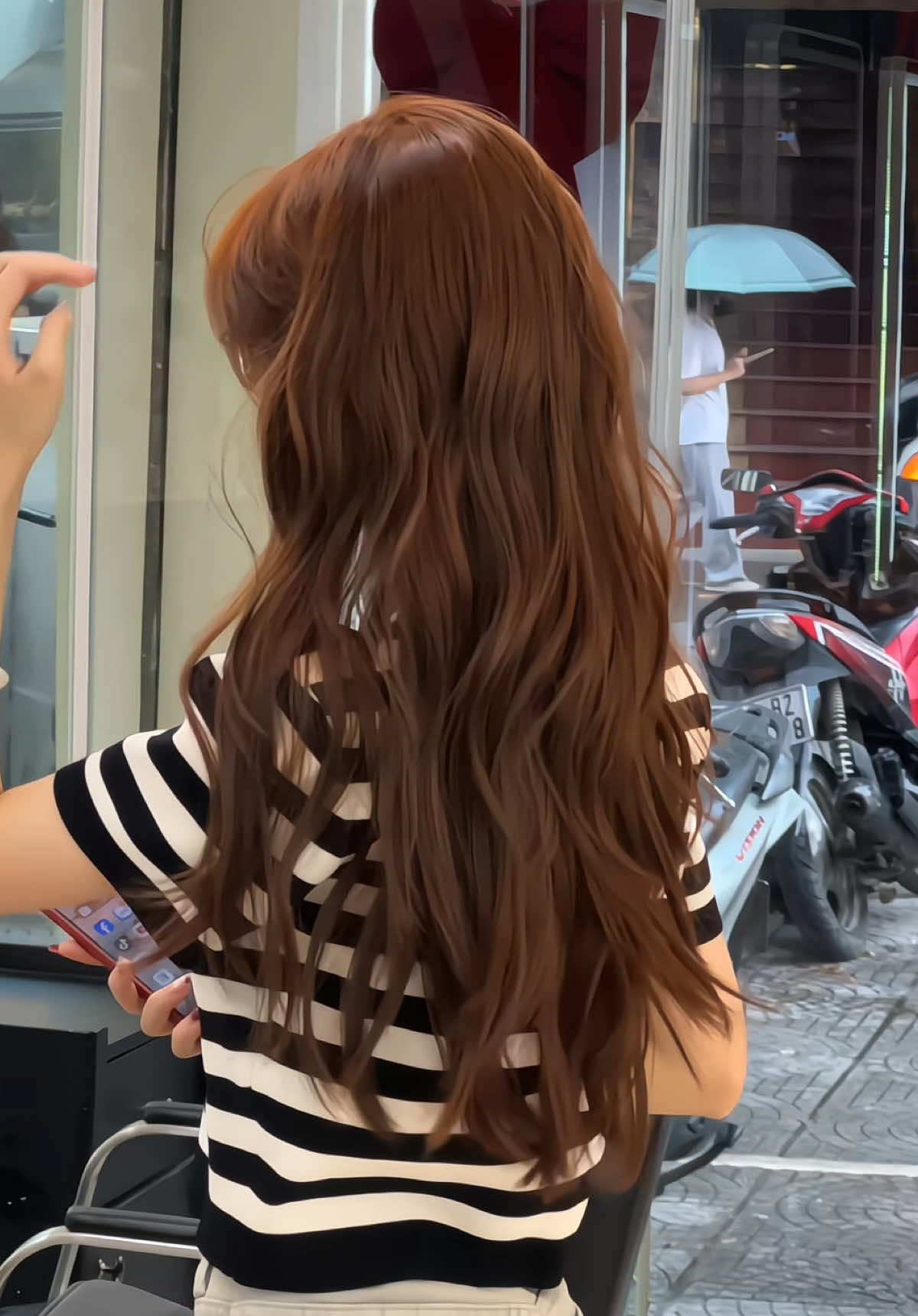 Màu nâu cam – tone nhẹ nhàng nhưng lên da cực sang! Không cần tẩy, vẫn có màu đẹp rạng ngời! Ai mê tóc xinh, lưu ngay mẫu này nha! #nautocdep #nautocnaucam #tocdep #haircolortrend #toccakhongtay #salontoc #hairtransformation #tiktokhair #camnau #naucamnhesang #colortocdep #tmmouhairsalon #tmhair #mouhairsalon #fyp #viral #foryou 