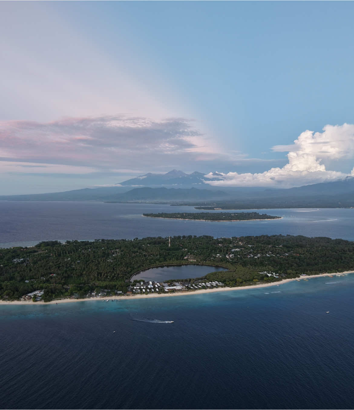 Gunung Rinjani yang megah,  #gilitrawangan #rinjani #gunung #gunungrinjani #gili #lombok #gili #djiair3s #DJI #dji 