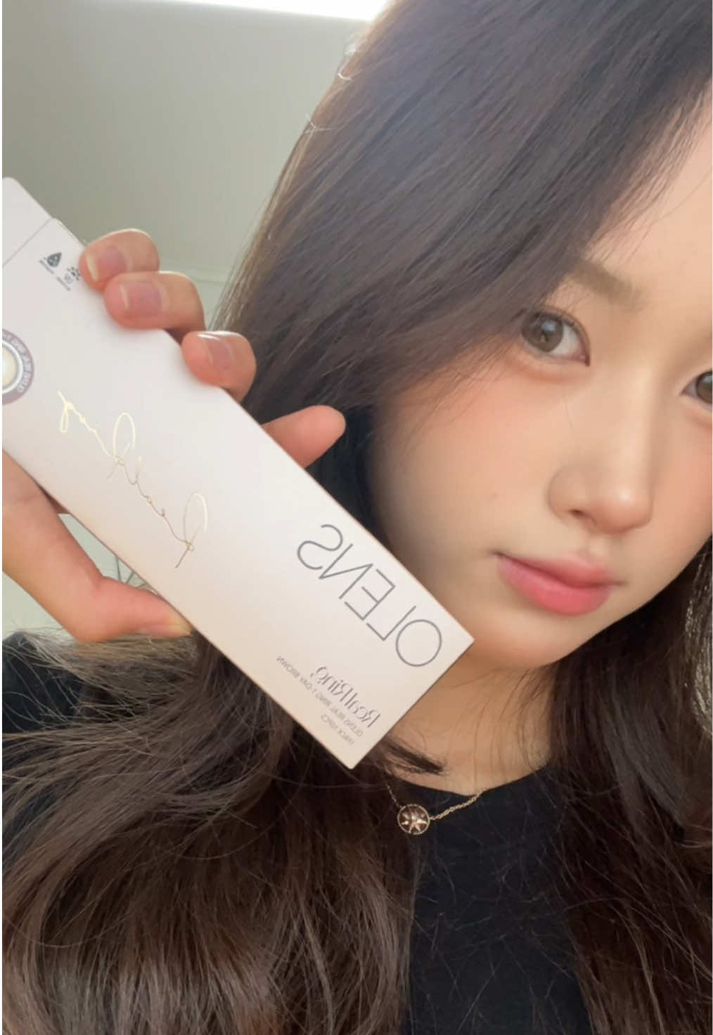 뉴진스 민지가 착용한 리얼링 브라운 렌즈로 갈웜 메이크업 해봤습니다. ✅오렌즈 공홈에서 리얼링 샘플링 이벤트 진행 ! (기간 : 5/15 ~ 6/1)리얼링 무료샘플 교환권 증정 및 샘플 신청 완료 시, 3천원 할인쿠폰 증정 - 오렌즈 공홈에서 댓글 남기고 3가지 선물 GET ! (리얼링 원데이(20P)+오렌즈 스윙거울+에코백)  - 5월 리뷰 이벤트 진행 중! -> 샘플 받고 리뷰 작성 시, 촉촉한 눈 유지해주는 쿠션드롭 100% 증정 #제품제공 #제푸ᄆ #olens #리뷰이벤트 #이벤트 #렌즈추천 #리얼링 #추천 #추천떠라