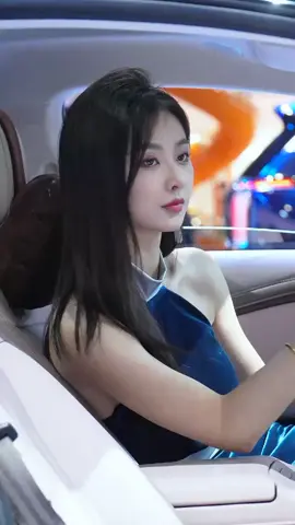 As expected of the first young lady in the car model world, Su Ning, her looks are amazing! #CarModelSuNing #ShanghaiInternationAutoShow #MostBeautifulCarModel #MatureFeminine #RoyalSisterFan@SuYining 