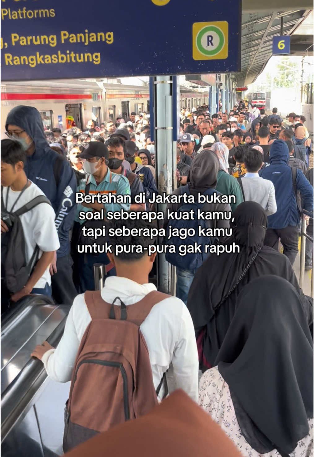 One Day One Relate: Budak Korporat Edition kadang yang terlihat paling kuat di Jakarta, cuma yang paling jago nutupin luka aja #jakarta #jakartakeras #work #coorporatelife #budakcorporate #commuterline #manggarai #tanahabang #krl #Lifestyle #fyp 