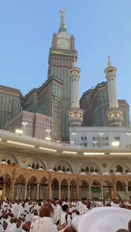 Suasana menatap langsung depan ka'bah, betapa bahagianya mereka bisa merasakan sholat, berdzikir, mengadu kepada Allah SWT langsung di baitullah.. semoga kita bisa berhaji dan umroh aamiin 🤲💕.  . #sholawat #makkah #masjidilharam #haji #umroh #haji2025 #zamzamtower #kabah #sholawathaji 