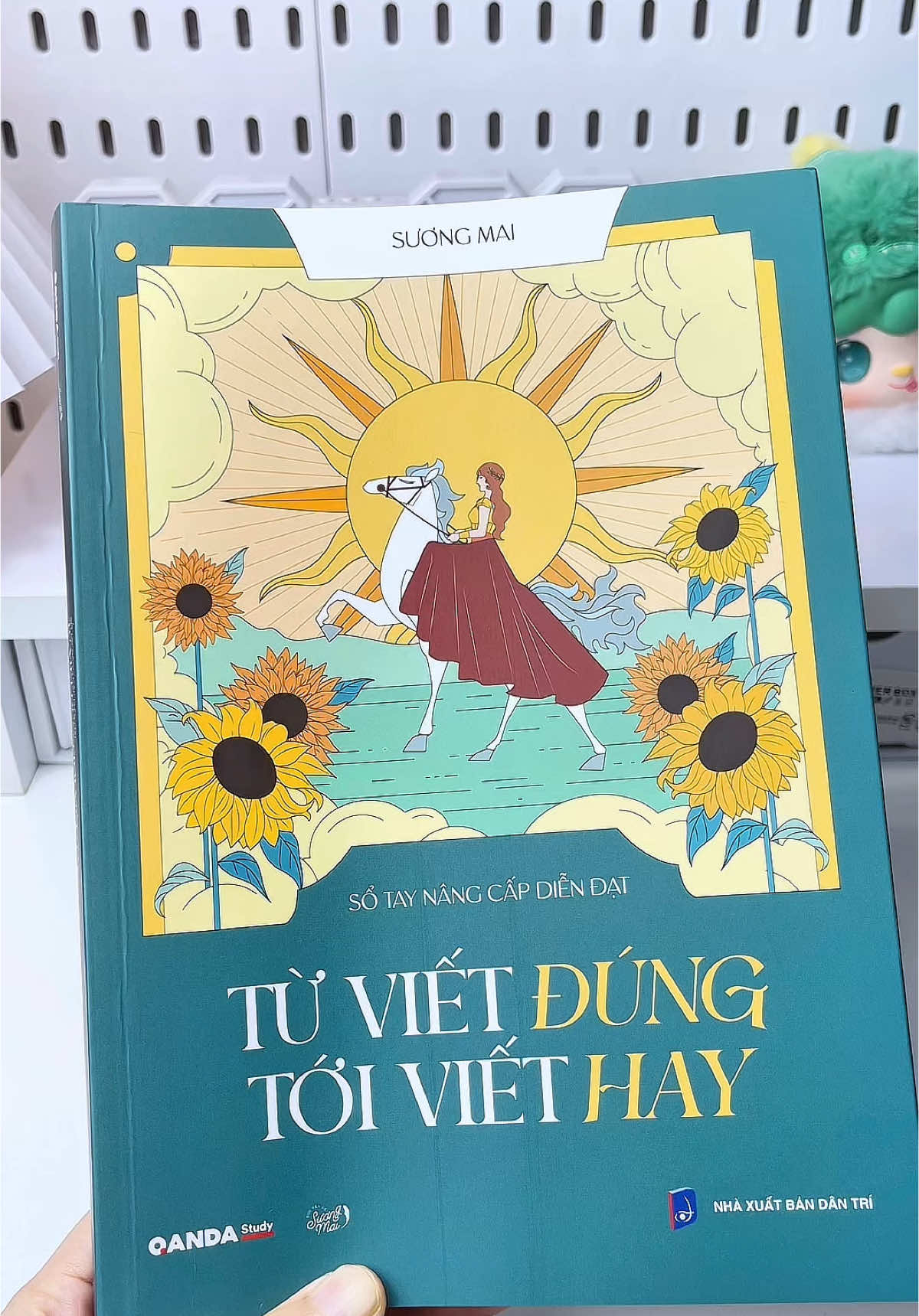 Không giỏi văn ? Vẫn có cách để nâng tầm bài viết của bạn 🥰#xh #xhtiktok #qandabook #tuvietdungtoiviethay #sotaynangcapdiendat  #hocvancosuongmai #sachvancosuongmai #sachhocvan #t #onthimonnguvan #study #viral #muataitiktok 