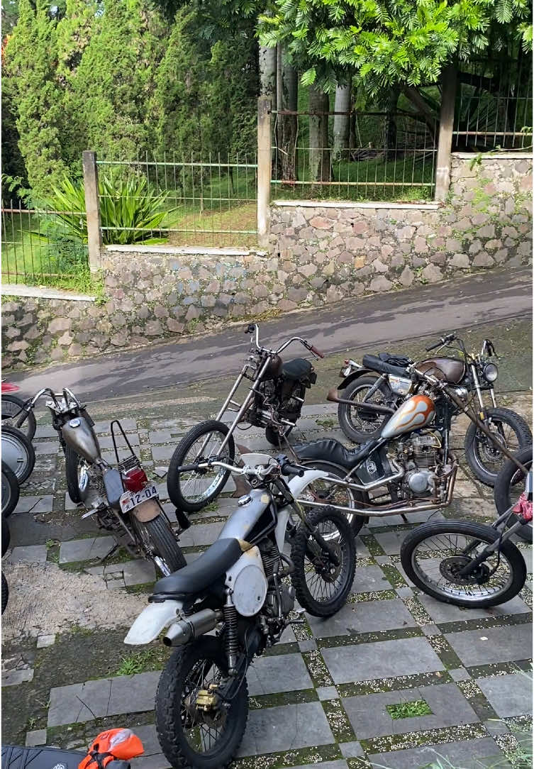 Lia kamu dimana ,aku di dago nih #britishstyle #britishstylemotorcycle #britishstyle🇬🇧 #chopperonepiece #chopperindonesia #astreagrand #astreagrandindonesia #motorcustom 