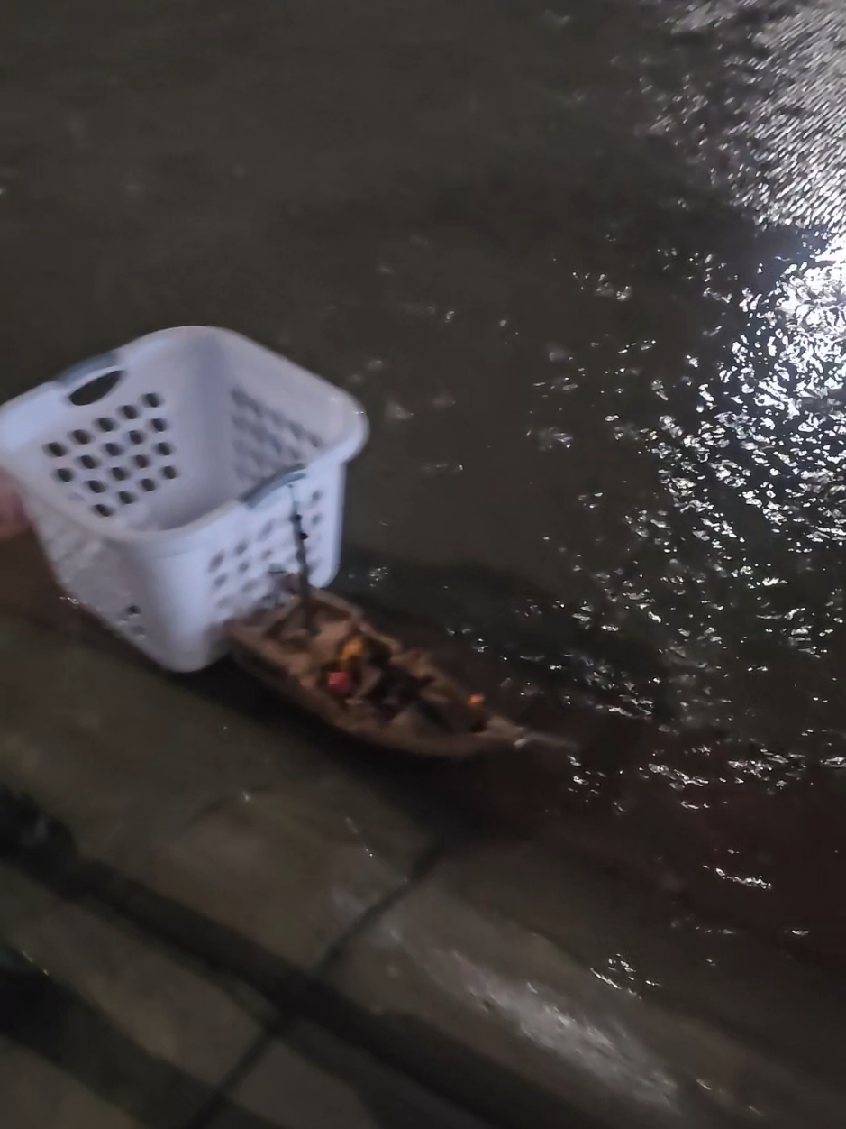 Carrera de Barcos #divertido #niños #niñosdetiktok #lluvia 