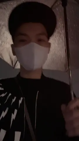 Thằng đãi em một bữa ăn đầy tôm và cá liệu có bằng thằng ngồi trà đá chờ em tan làm dưới cơn mưa..! #xh #trending 