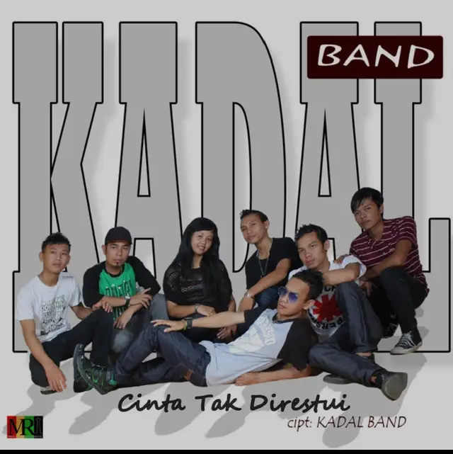 ada yang pernah dengar lagu ini???? Kami Anak Desa Asal Lampung (KADAL) Band. Band bukan lagi didominasi oleh anak-anak Perkotaan, tapi anak-anak desa yang kreatif pun mampu membuat Album yang karyanya cukup digemari oleh masyarakat dihampir seluruh pelosok indonesia terbukti dengan banyaknya bajakan-bajakan CD yang beredar di Glodok yang lagunya “KADAL Band yang Berjudul ‘Cinta Tak Direstui” menjadi urutan pertama dalam Kompilasi yang sudah tersebar luas dan laris terjual, walaupun tanpa diketahui dan izin dari sang KADAL Band itu sendiri. #kadal #cintatakdirestui #popindonesia #pop 