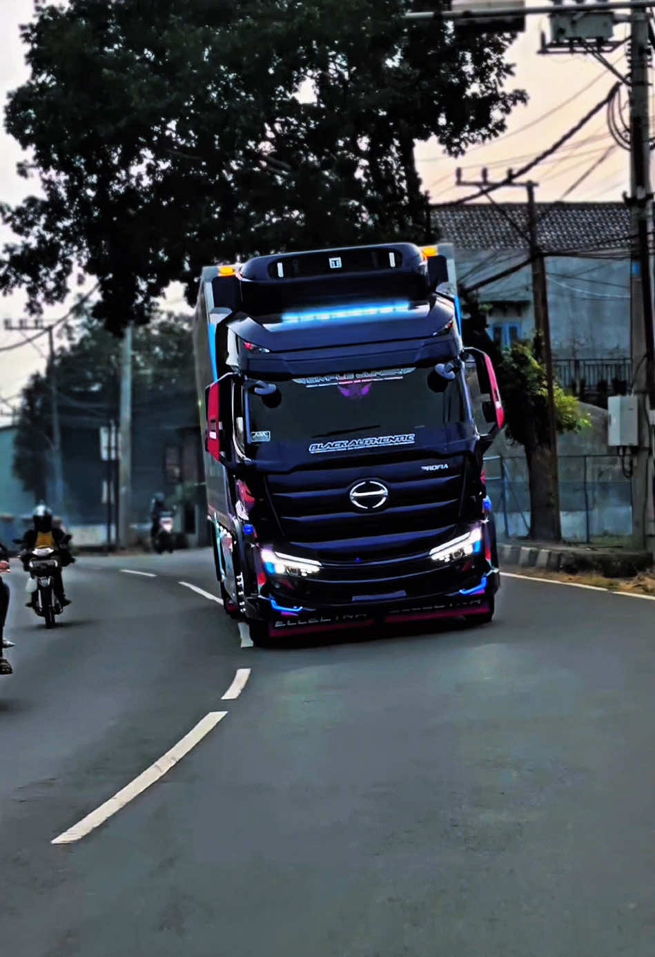 Black Authentic 🥶 @She'Simple_JunioR @JAC Konsep @Lukmanul Hakim @Bagus Vcb #truckmodifikasi #truckmaniaindonesia #hino500 #hino #simplejunior #foryoupage #fypシ゚ #fyppppppppppppppppppppppp 