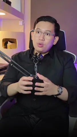 Viral video guru-guru di Jambi yang harus menyeberangi jembatan rusak hanya dengan berpegangan pada seutas tali demi mengantar soal ujian. Tapi alih-alih dapat apresiasi, mereka justru diminta minta maaf karena dianggap mempermalukan pihak desa dan pemerintah daerah. Padahal niat mereka hanya dokumentasi pribadi. Netizen langsung geram—kenapa guru yang berjuang justru ditekan? Bahkan Susi Pudjiastuti ikut bersuara, menyindir pemerintah yang seharusnya introspeksi, bukan menyalahkan. Ini bukan soal malu, tapi soal realita infrastruktur dan semangat guru di pedalaman. #GuruJambi #JembatanRusak #ViralJambi #PerjuanganGuru #PendidikanDaerah #ApresiasiGuru #InfrastrukturPedalaman #KritikKonstruktif #BeritaViral #SusiPudjiastuti
