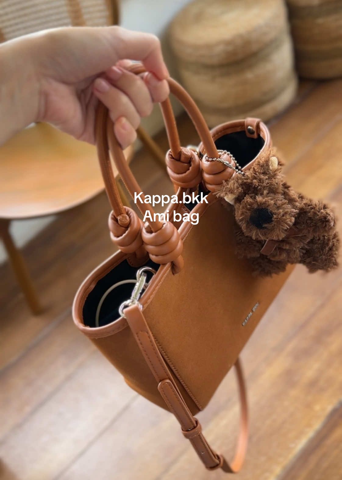Kappa bkk Ami bag 🤎 หนังกลับ suede ถือแล้วน่ารักมาก หนังดี ใส่ของได้จุกๆ มีสายสะพายยาวให้ สี Tan น้ำตาลละมุนสุดๆ ##kappabkkreview #kappabkk #กระเป๋าkappabkk  #รีวิวกระเป๋า #กระเป๋าหนังกลับ #suede #กระเป๋าถือน่ารักๆ🥰 