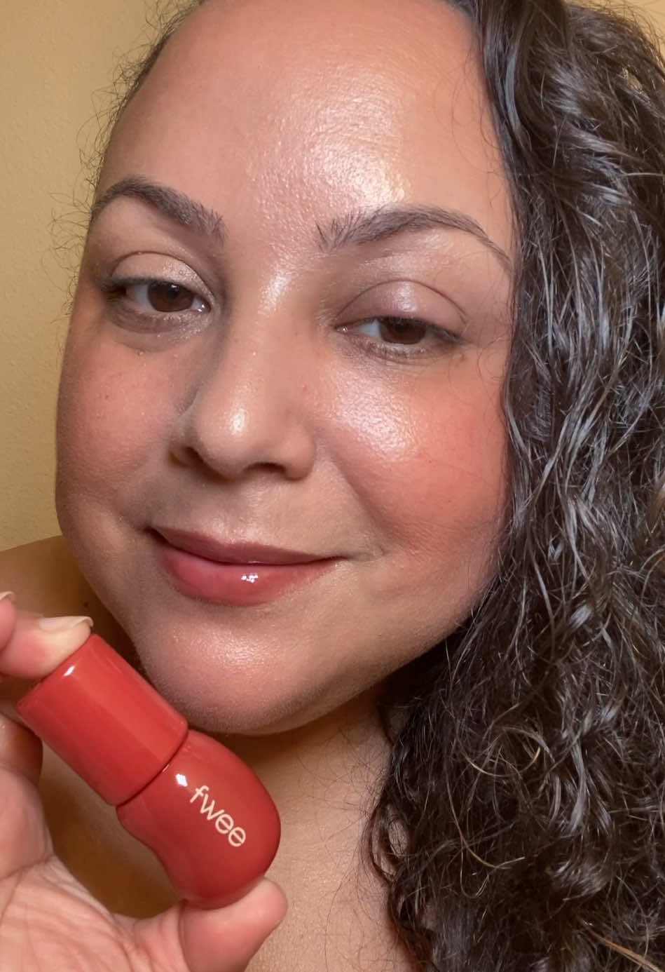 Are you looking for a universally flattering brown gloss?  fwee has you covered with their 3D Volumizing Gloss in Scotch 70%.  Scotch can be described as not too pink, not too brown. It’s a great shade of brown with a hint of pink.  Scotch is the perfect finishing touch to my look.  #lipgloss #gloss #fyp #trend #glossylips #makeup #beauty #fwee #relatable #fweegloss #fweescotch #fweescotch70 #browngloss @fwee 