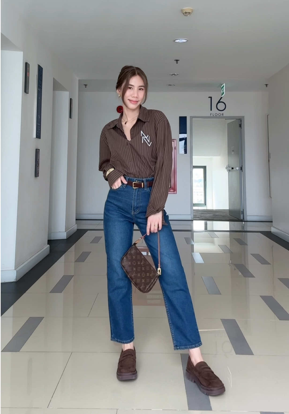 #OOTD 👖💕✨🐰 กระบอกเล็กยืดมาเสิร์ฟค่า #OOTD #ootdinspo #ootdfashion #ป้ายยา #ป้ายยาtiktok #tiktokป้ายยา #fyp #fypシ゚viral #tiktokfashionmonth #TikTokFashion #tiktoklooks #tiktokป้ายยา #ยีนส์saran #ของดีที่ไม่แพง #saranjeans #ยีนส์พี่หมวย #saranjeansbyamz #OOTD #outfitideas #รีวิวกางเกงยีนส์ #คลาสแฟชั่น #กางเกงยีนส์ 