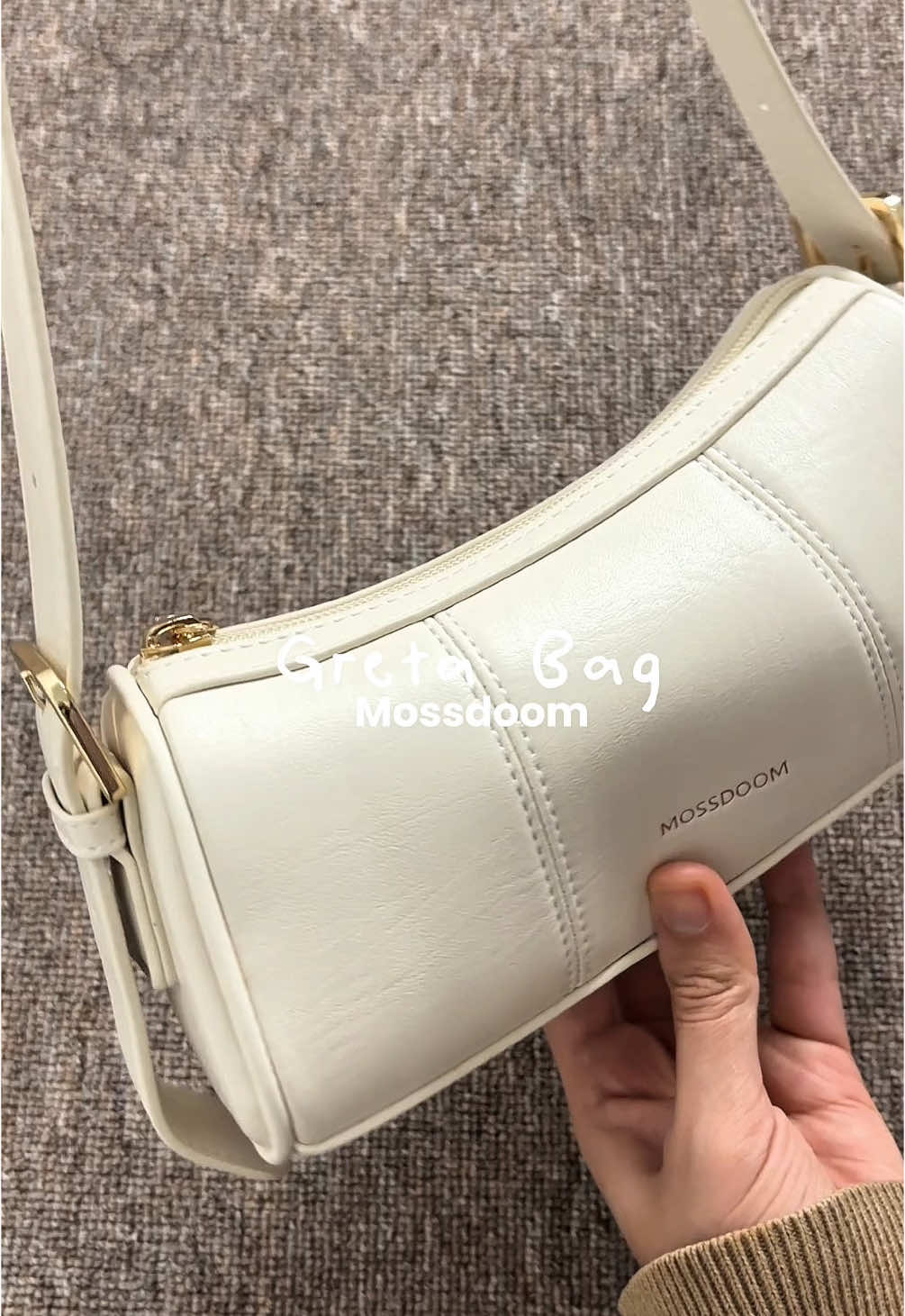 Sumpah, tas Greta ini cakepnya gak ngotak! 😫 Shoulder bag simple tapi elegannya dapet banget. Auto bikin outfit lo naik level. Seriusan deh, ini definisi tas yang bisa lo pake kemana aja, dari ngopi syantik sampe meeting penting. Vibenya dapet semua! Cuss gercep, stok terbatas nih. #gretabag #mossdoom #bestbag #rekomendasitas 
