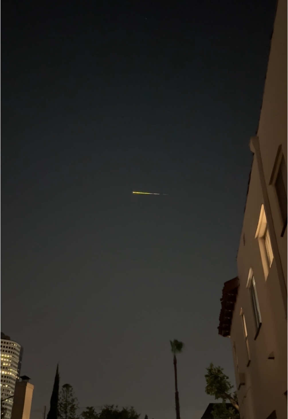 Los Angeles, may 24 around 1040pm - anyone else see this? Heard a boom around 3 mins later! 💫☄️ #losangeles #comet 